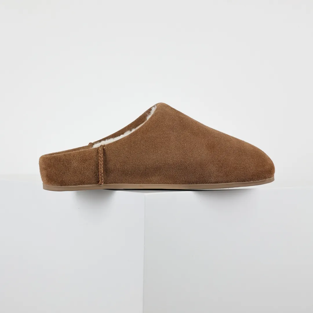 Local self-pickup💰560 Core recommended good price Independently developed original outsole, cashmere insole, keeping warm in winter, suitable for home use. In recent years, uug has launched a style series, which is partially skewed towards the preferences of young consumers, and has also been at the forefront of fashion trends. Shoe body material, water-repellent coated suede upper, 17mm UGGPURE™ implanted wool insole, lightweight non-slip and comfortable rubber outsole, with brand LOGO, complete packaging, size: 35 36 37 38 39 40